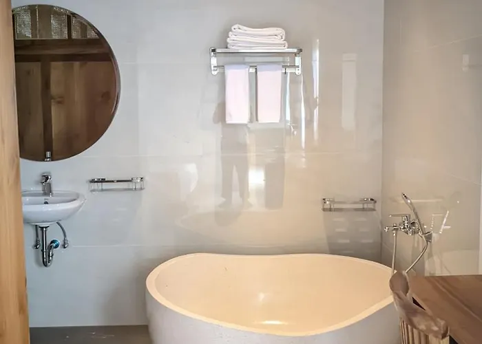 Sujiwa & Hotel 3*