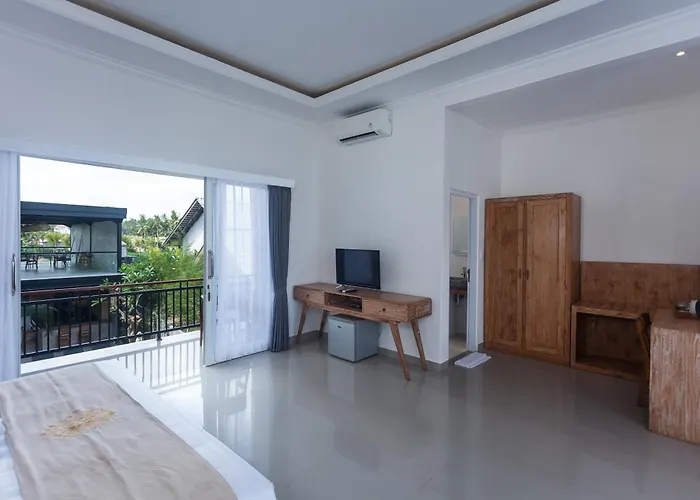 Sujiwa & Hotel 3*